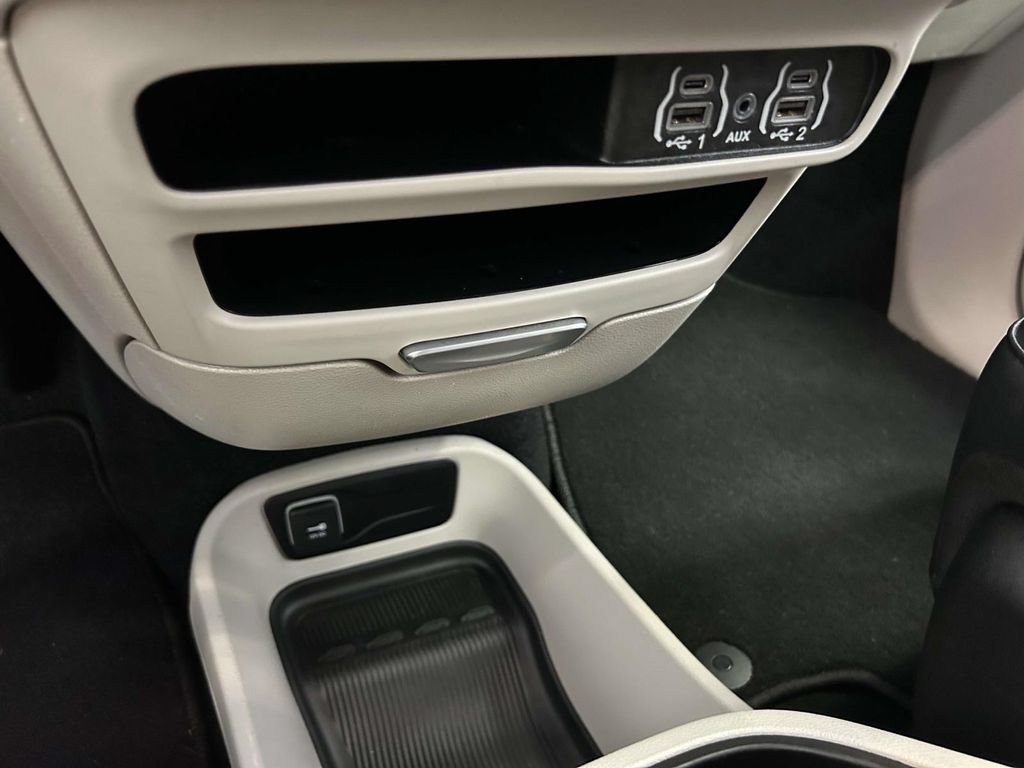 Used 2024 Chrysler Pacifica Touring-L FWD image 21