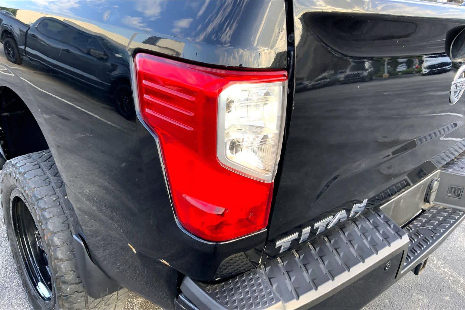 Used 2018 Nissan Titan SV w/ SV Convenience Package image 25