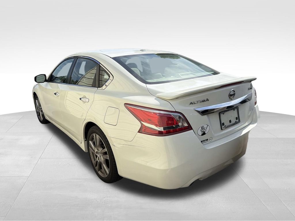 Used 2013 Nissan Altima 3.5 SL w/ Technology Pkg FWD image 3