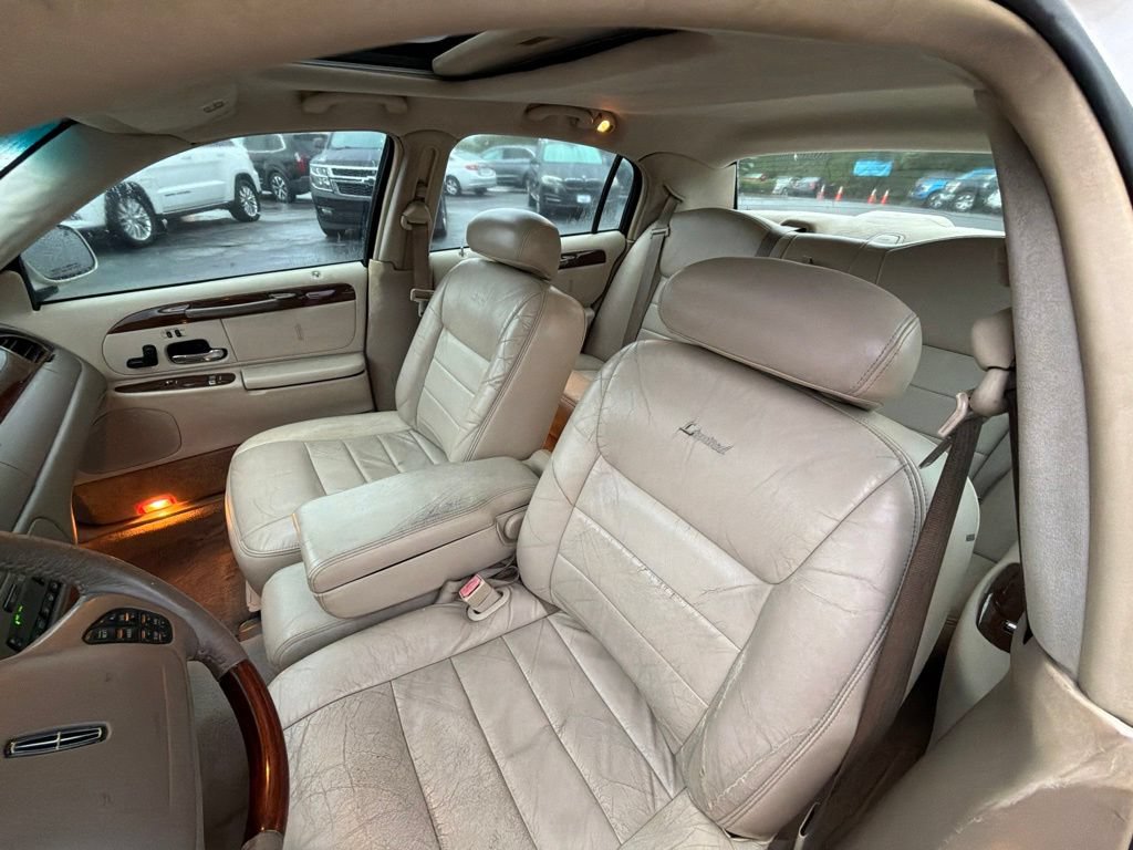 Used 2001 Lincoln Town Car Signature RWD image 9