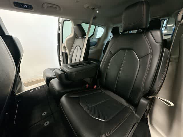Used 2019 Chrysler Pacifica Touring-L FWD image 19