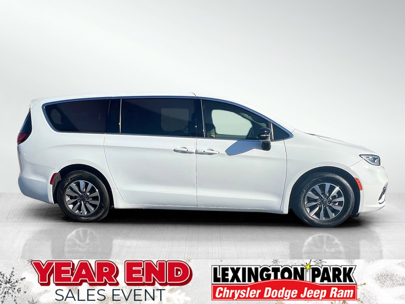 Used 2024 Chrysler Pacifica Select w/ Uconnect Theater Family Group image 4