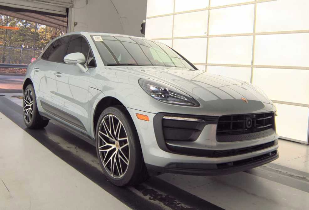 Used 2024 Porsche Macan image 2