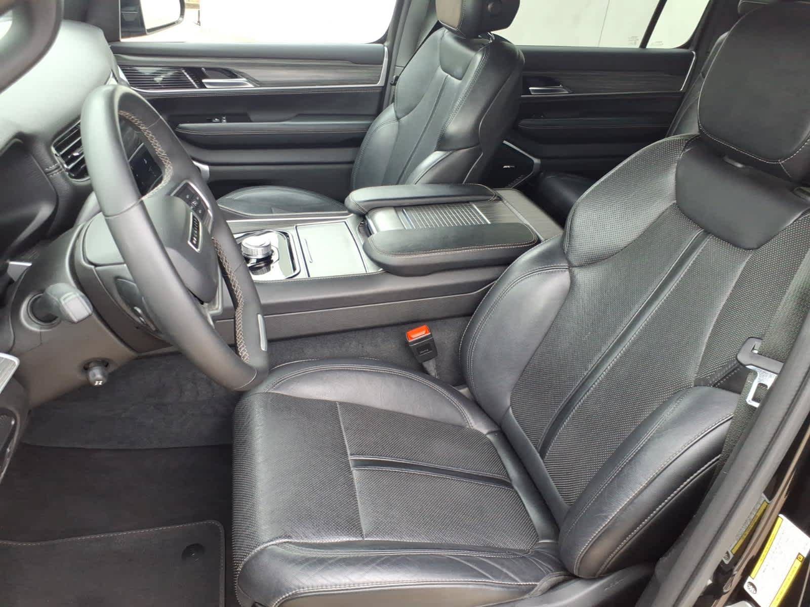 Used 2024 Jeep Wagoneer Series II w/ Flexible Seating Group RWD image 2