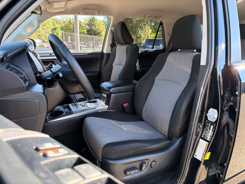 Used 2020 Toyota 4Runner SR5 AWD/4WD image 18