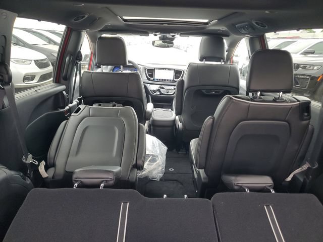 New 2027 Chrysler Pacifica Limited w/ Family Tech Group AWD/4WD image 8