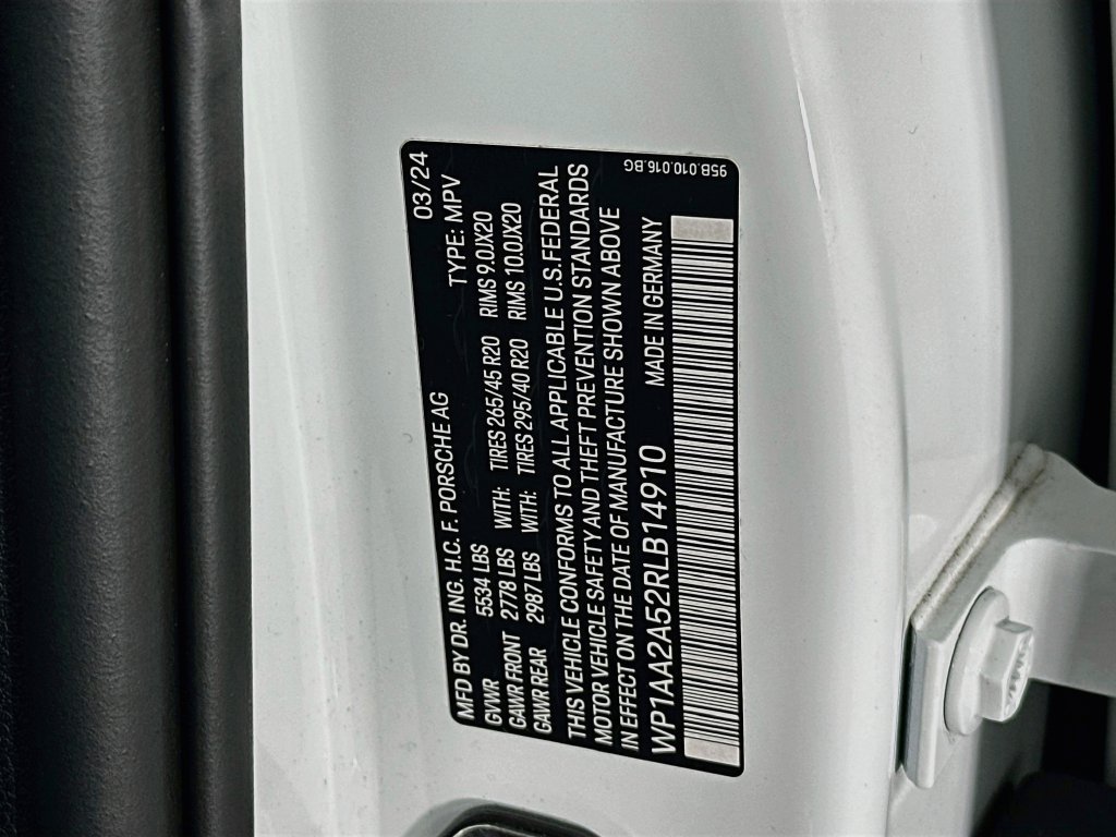 Certified 2024 Porsche Macan AWD/4WD image 35