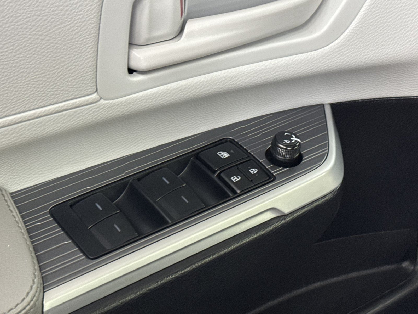 Used 2025 Toyota Sienna LE AWD/4WD image 27