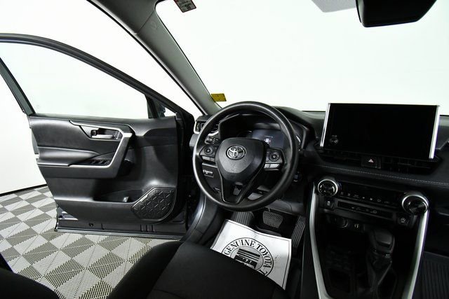 Used 2025 Toyota RAV4 XLE image 19