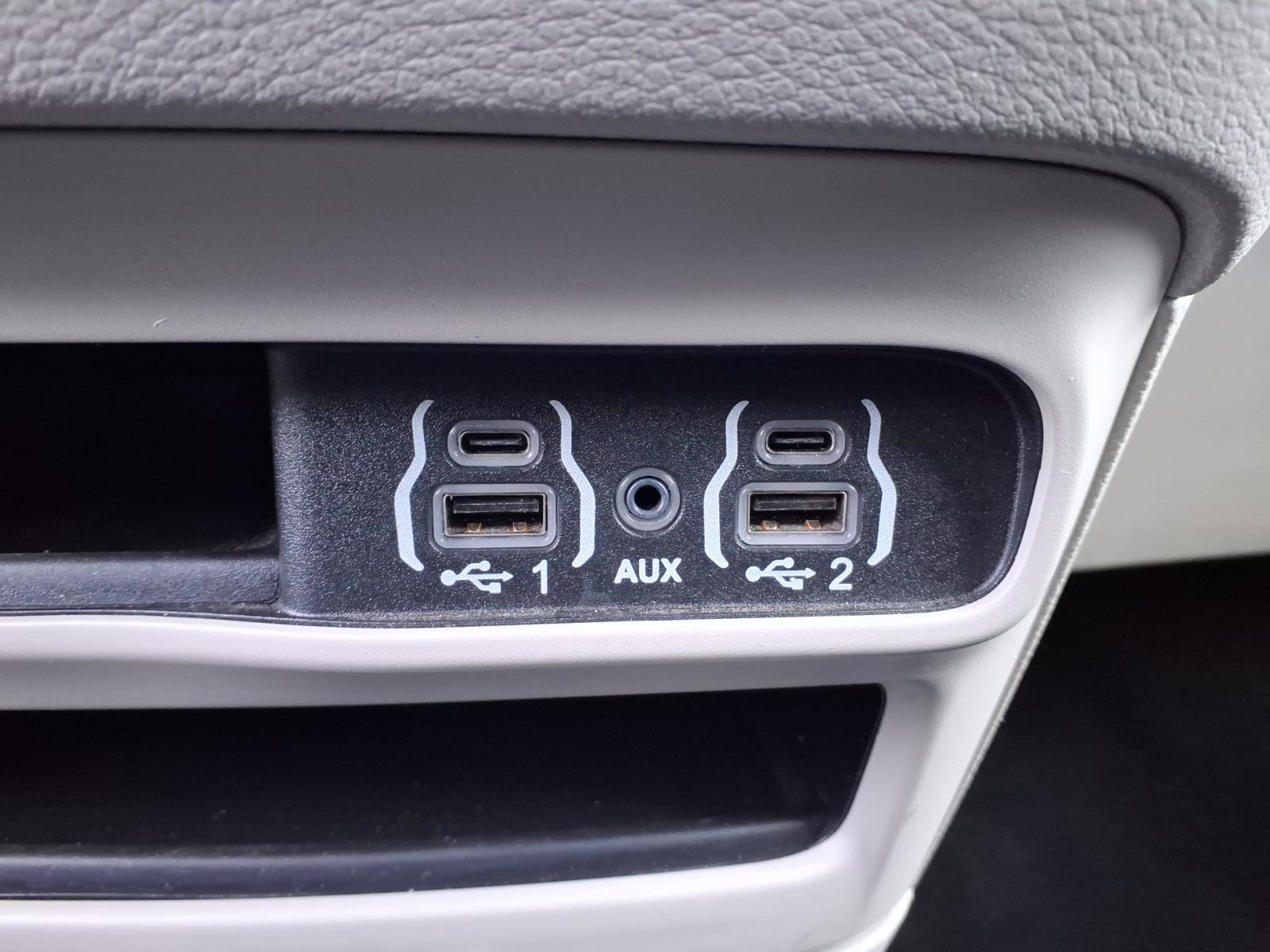 Used 2023 Chrysler Pacifica Touring-L image 16