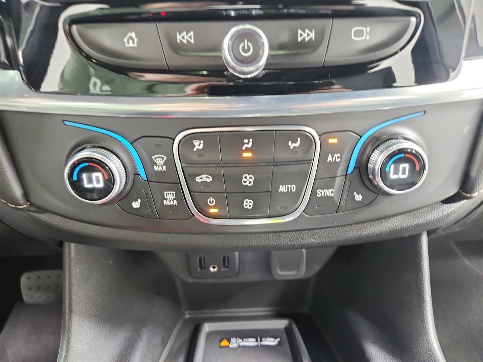 Used 2022 Chevrolet Traverse LT w/ Midnight/Sport Edition image 29