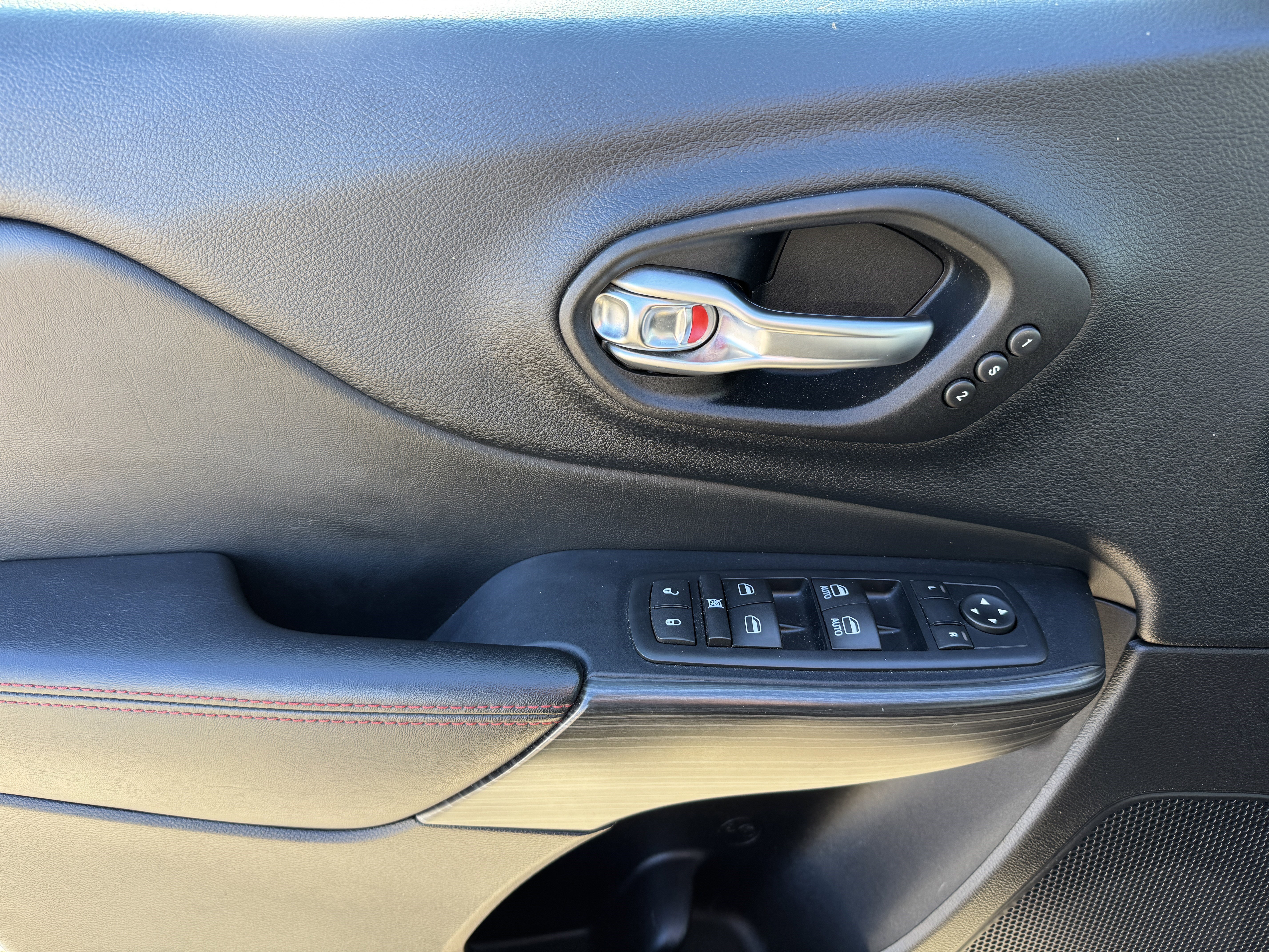 Used 2016 Jeep Cherokee Trailhawk w/ Comfort/Convenience Group image 9