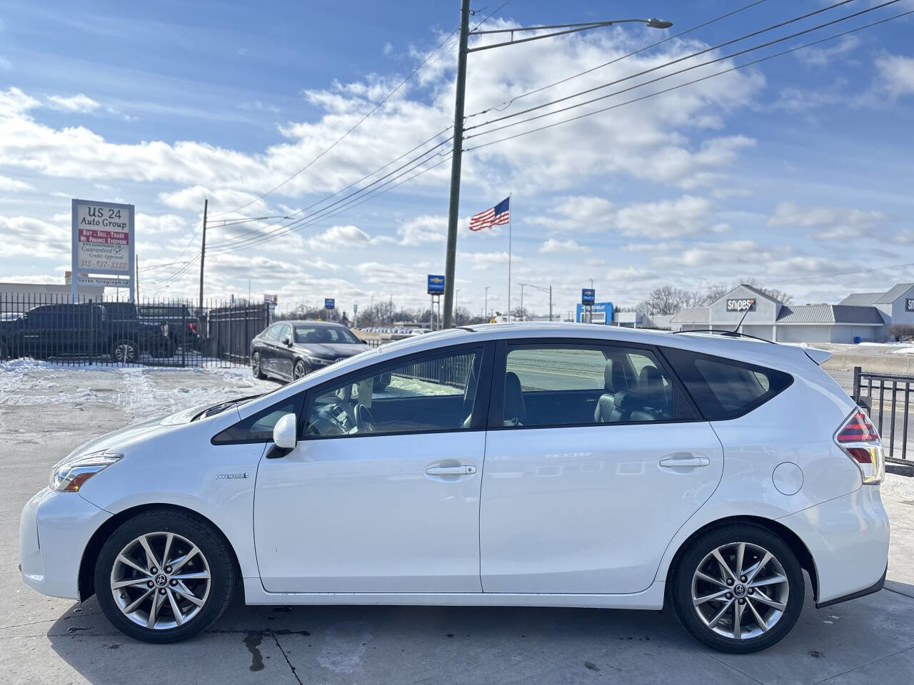 Used 2017 Toyota Prius V Five image 4