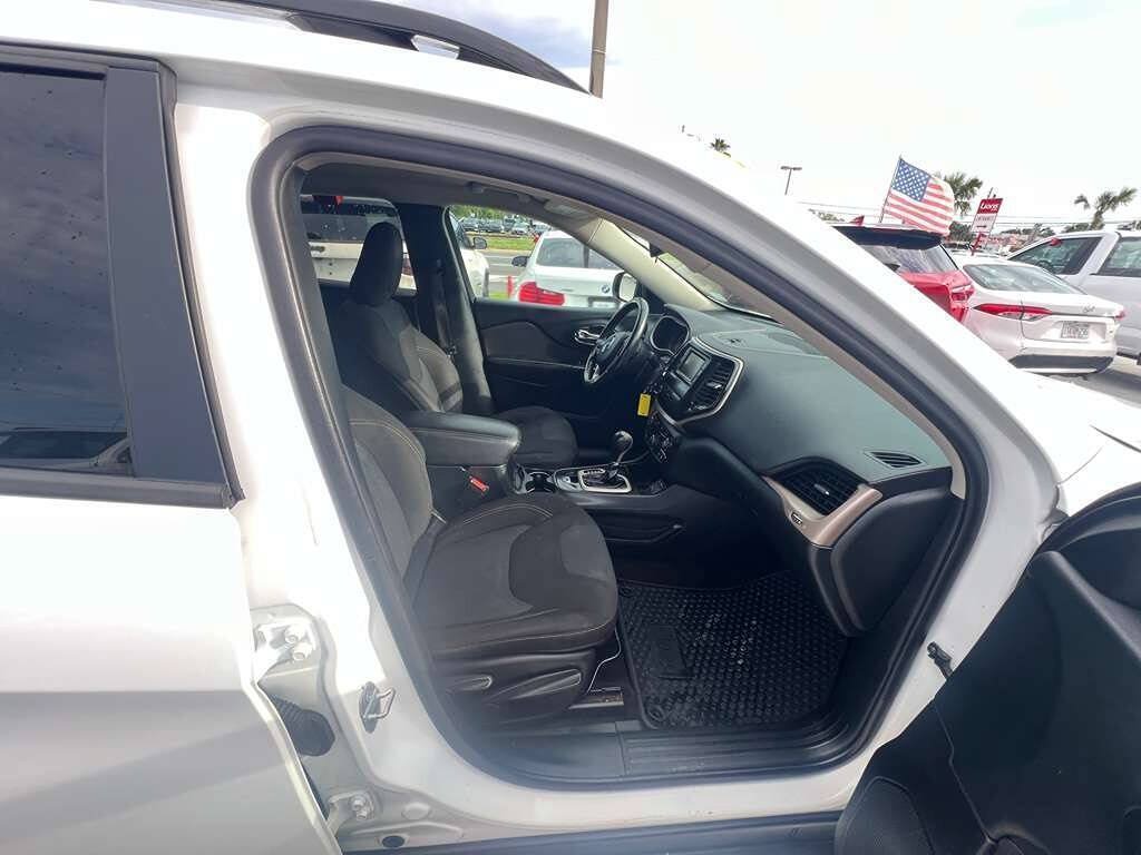 Used 2016 Jeep Cherokee Latitude w/ Cold Weather Group FWD image 11