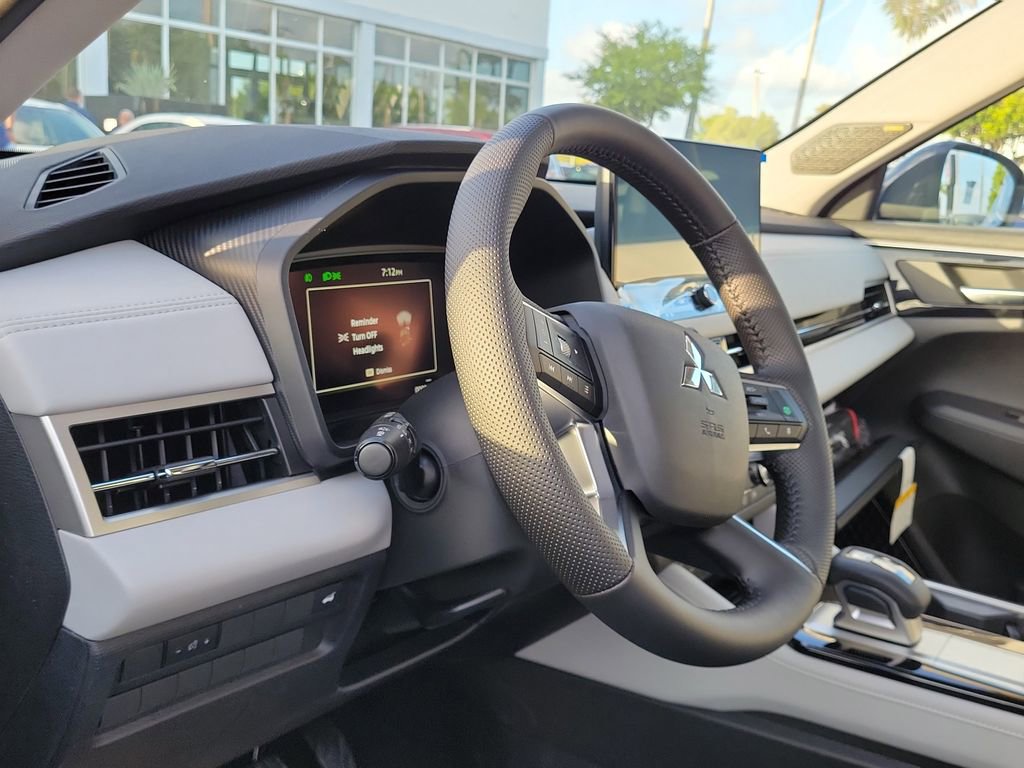 New 2025 Mitsubishi Outlander SE image 8