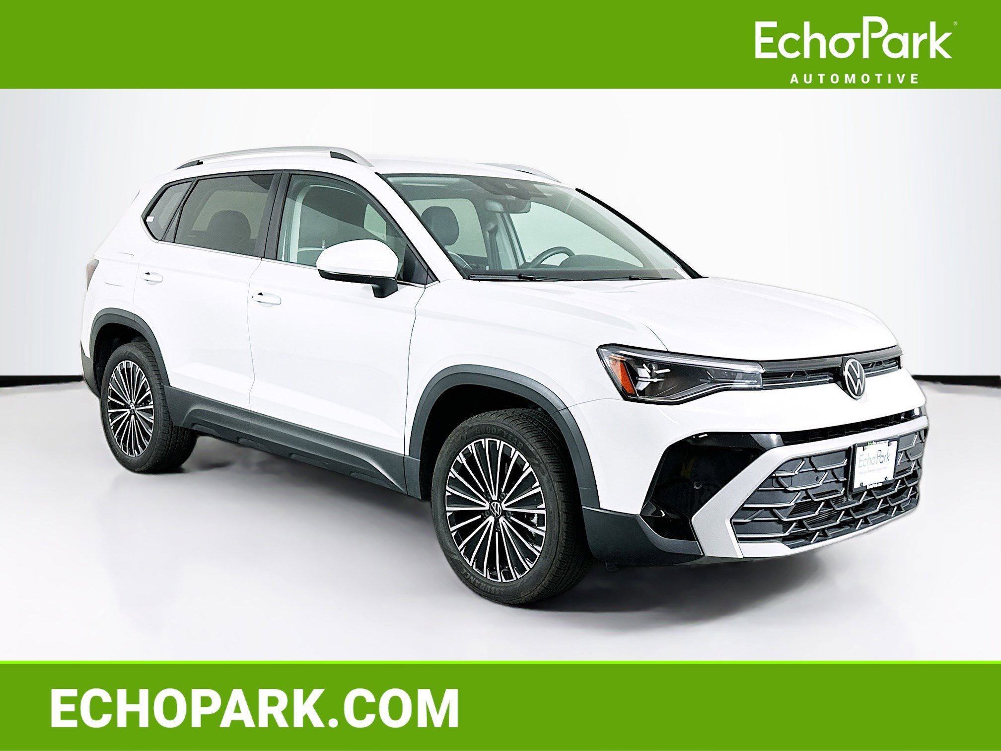 Used 2025 Volkswagen Taos SE FWD image 1