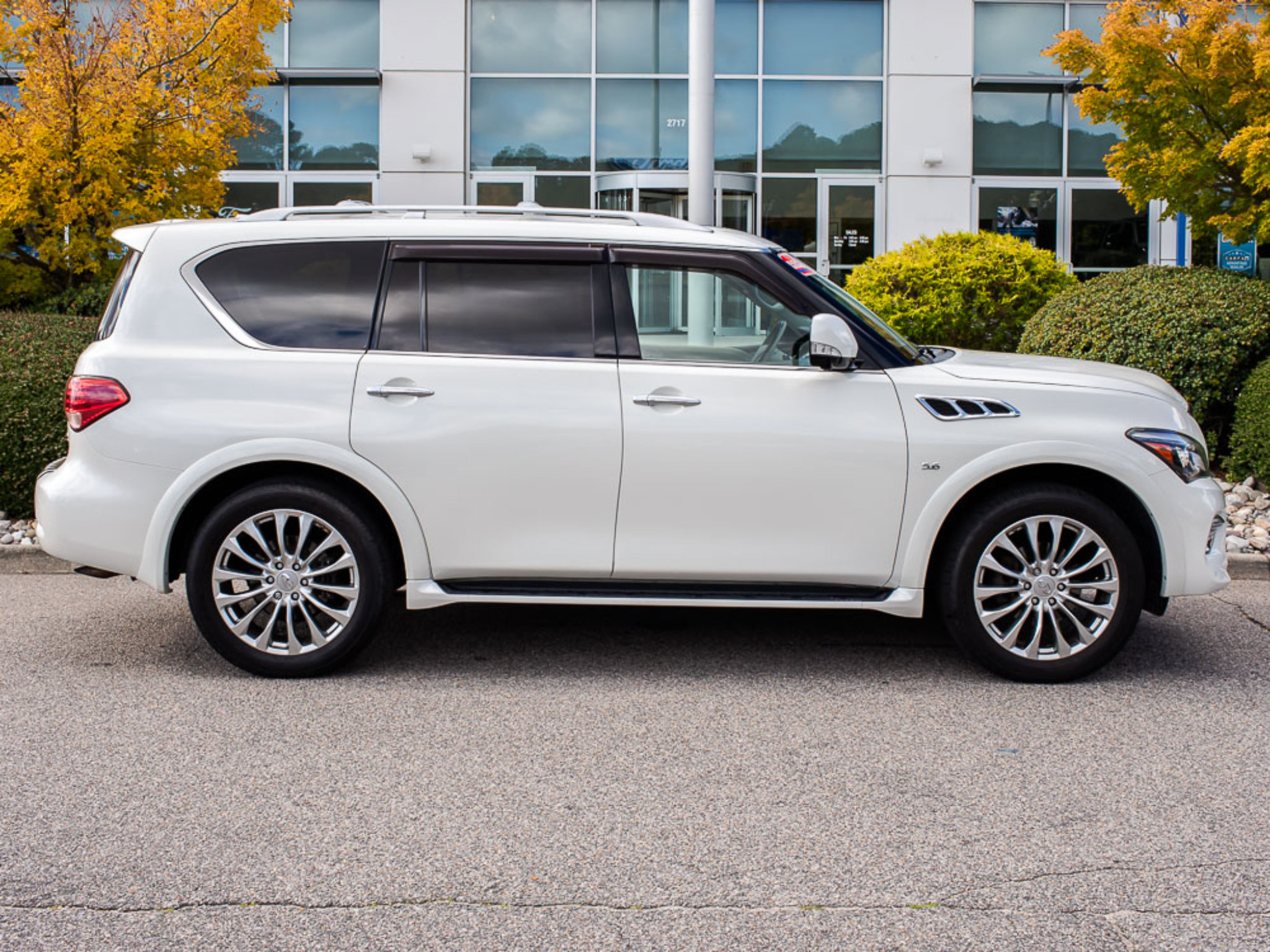 Used 2015 INFINITI QX80 4WD w/ 22" Wheel Package