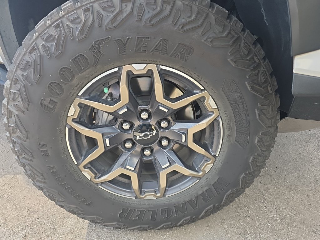 Used 2025 Chevrolet Colorado ZR2 w/ Technology Package AWD/4WD image 5