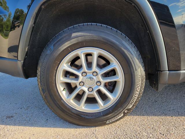 Used 2018 Jeep Grand Cherokee Laredo w/ Security & Convenience Group AWD/4WD image 5