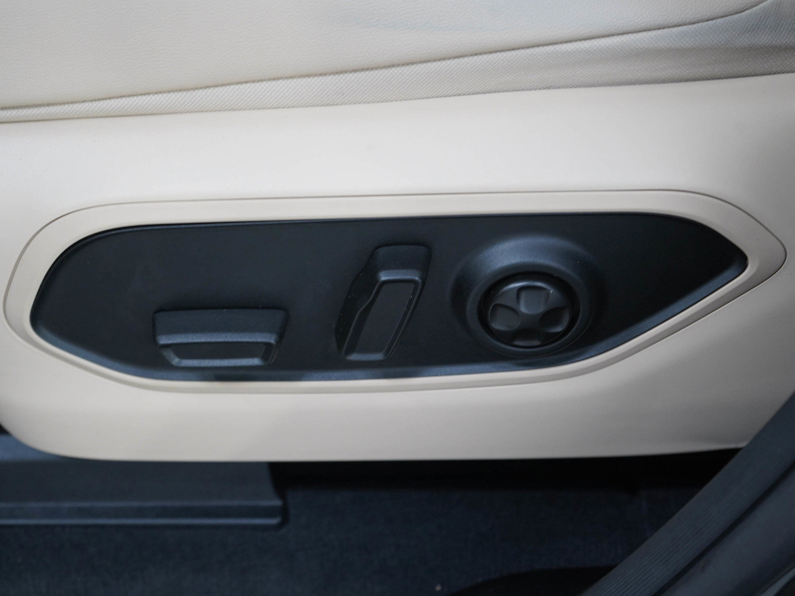 Used 2023 Jeep Grand Cherokee Limited AWD/4WD image 25