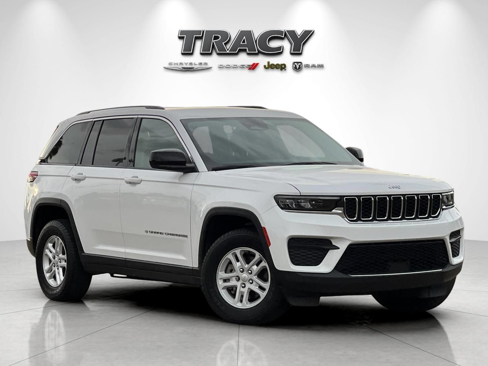 Used 2023 Jeep Grand Cherokee Laredo AWD/4WD image 2