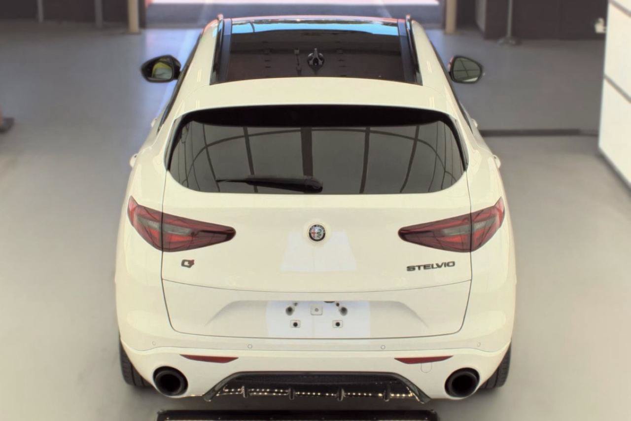 Used 2023 Alfa Romeo Stelvio Estrema AWD/4WD image 4