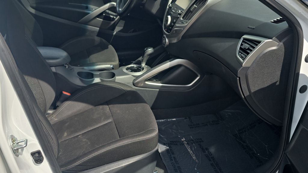 Used 2017 Hyundai Veloster Value Edition FWD image 13