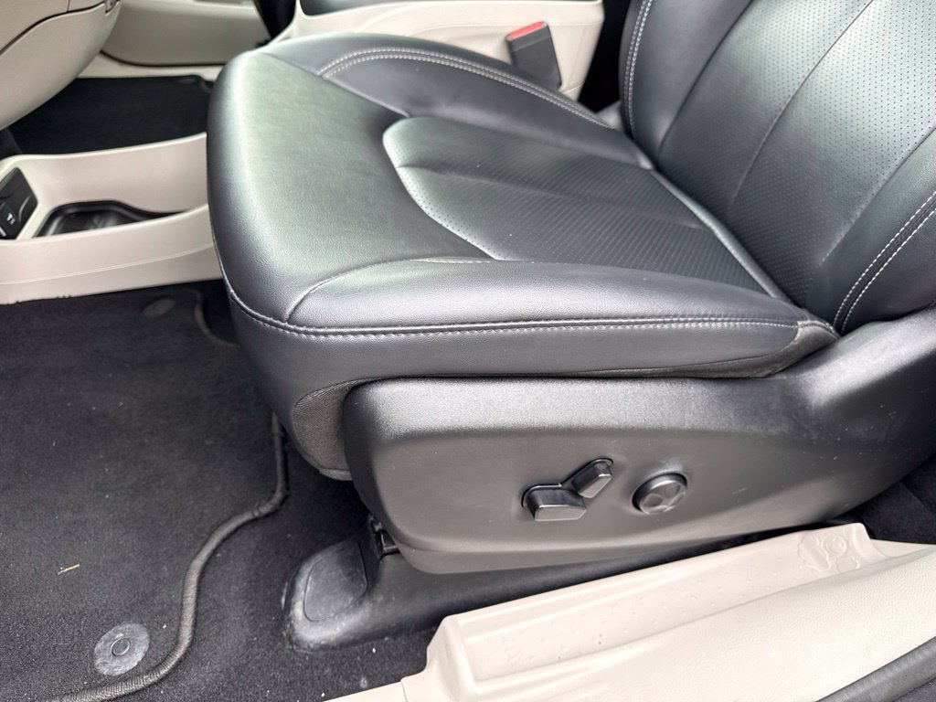 Used 2024 Chrysler Pacifica Touring-L FWD image 19