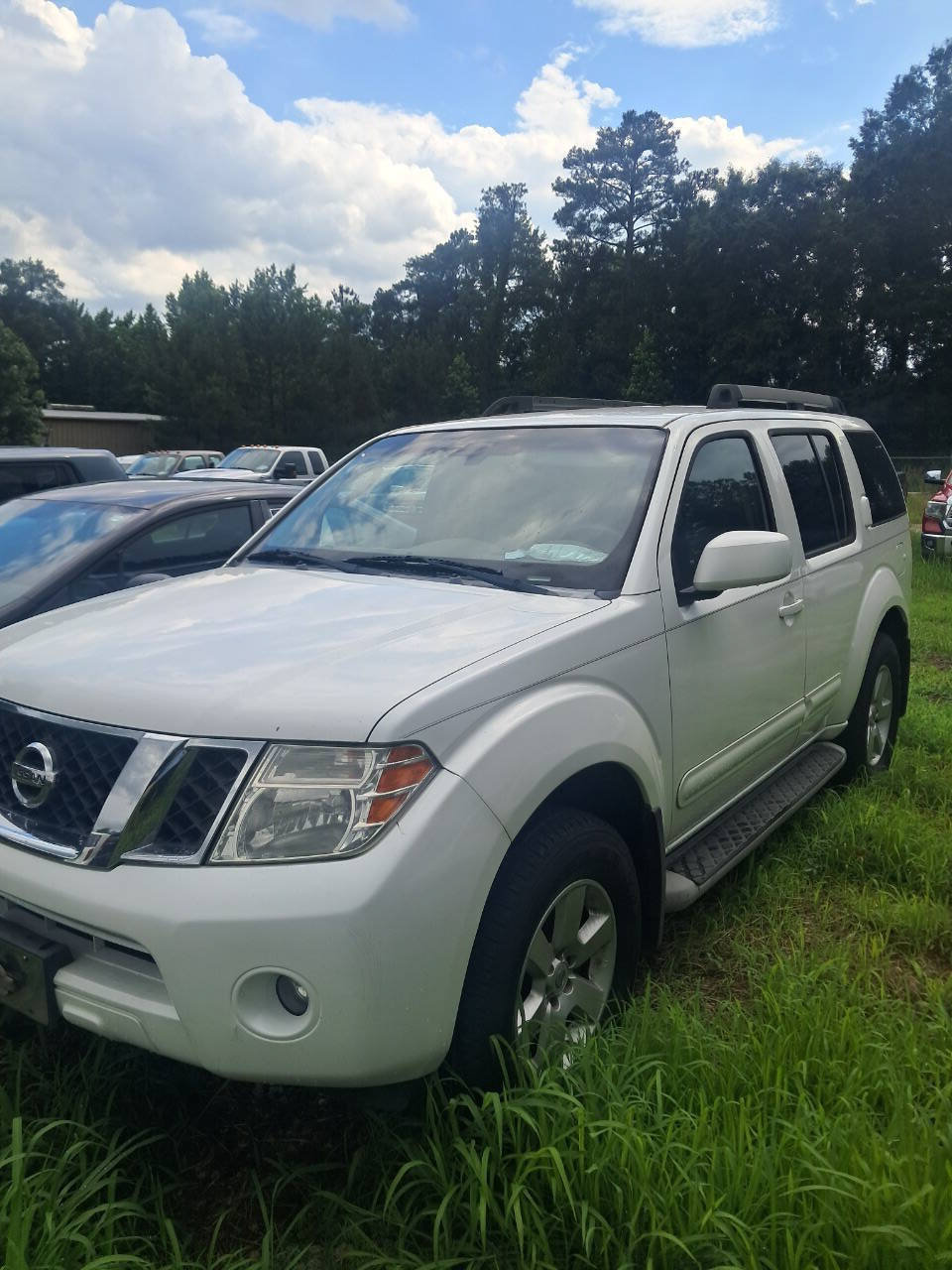 Used 2009 Nissan Pathfinder SE RWD image 1