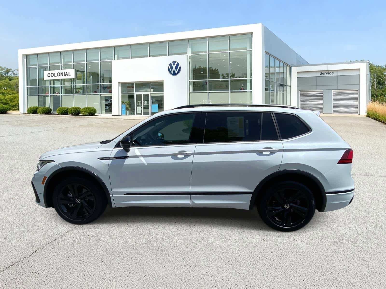 Used 2023 Volkswagen Tiguan SE R-Line AWD/4WD image 2