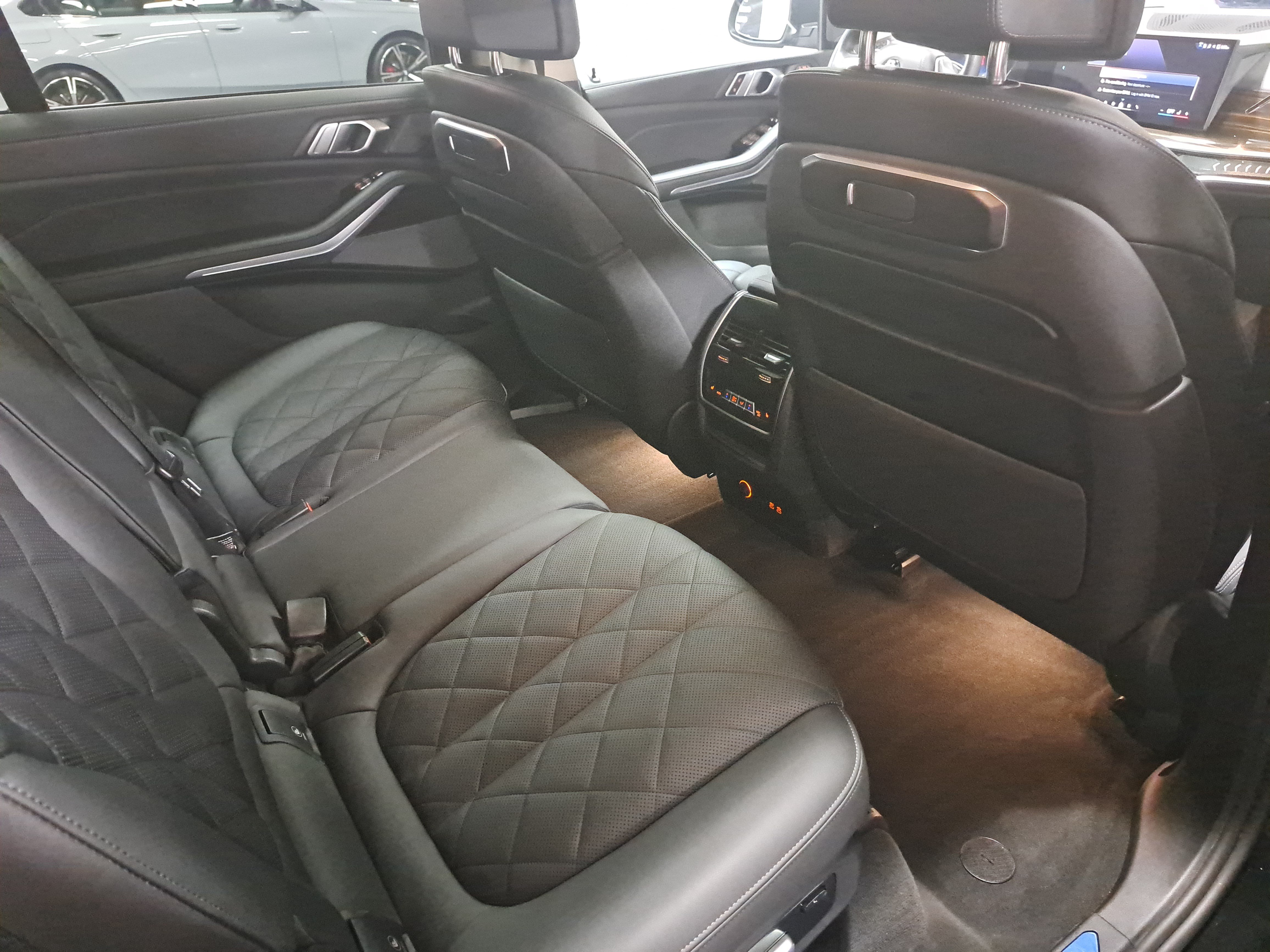 Used 2025 BMW X7 xDrive40i w/ Premium Package AWD/4WD image 11