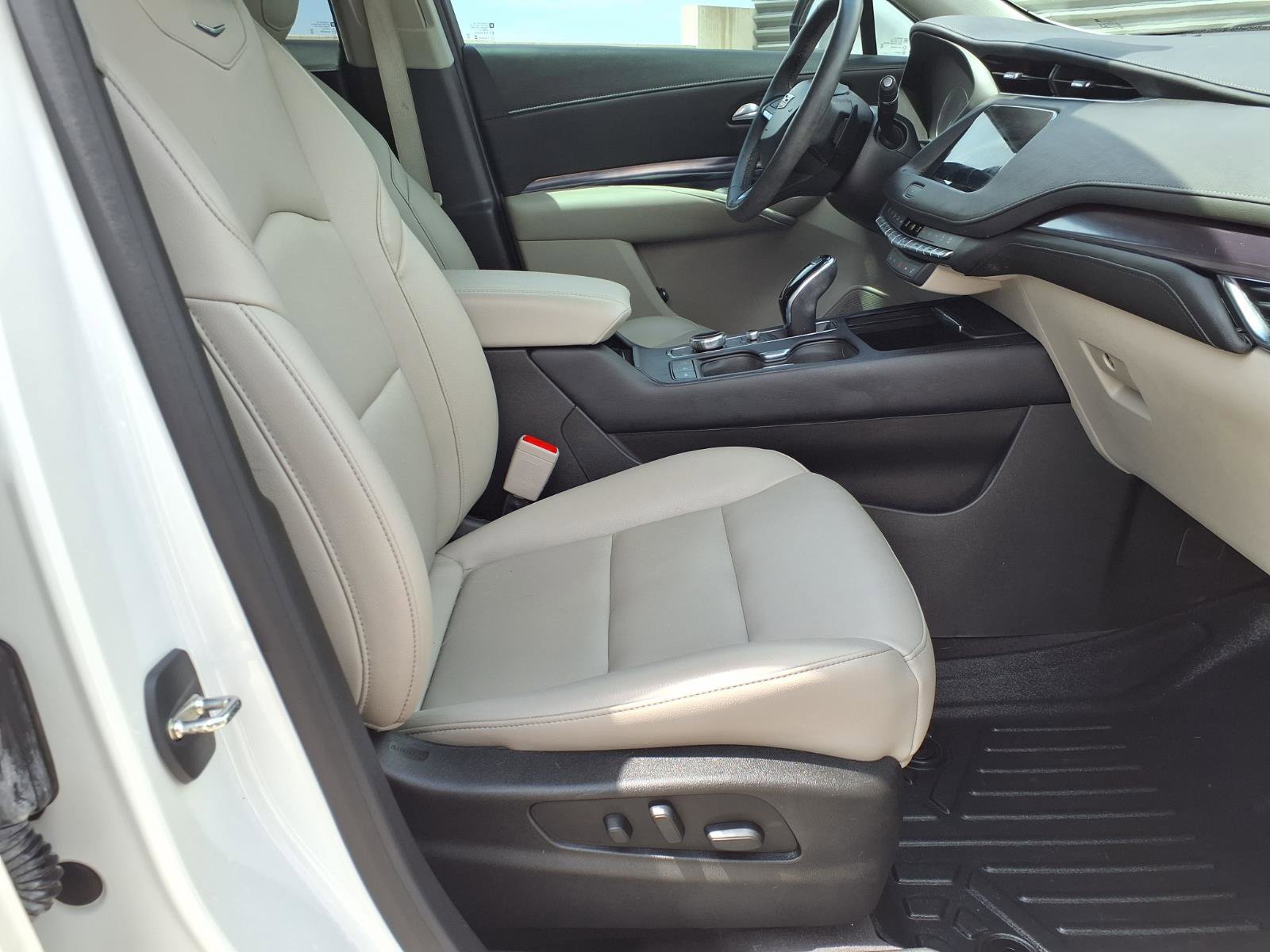 Used 2023 Cadillac XT4 Luxury w/ Cold Weather Package FWD image 11
