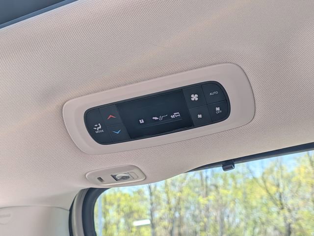 Used 2020 Chrysler Pacifica Limited w/ Advanced Safetytec Group FWD image 18