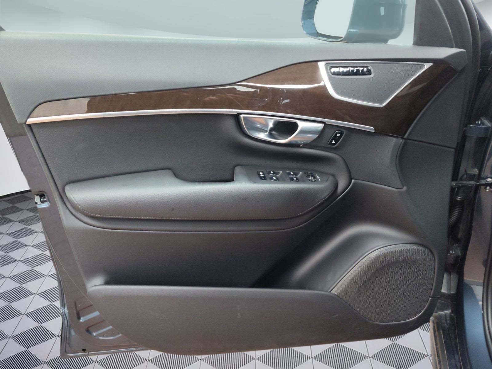 Used 2019 Volvo XC90 T6 Momentum w/ Protection Package Premier image 17