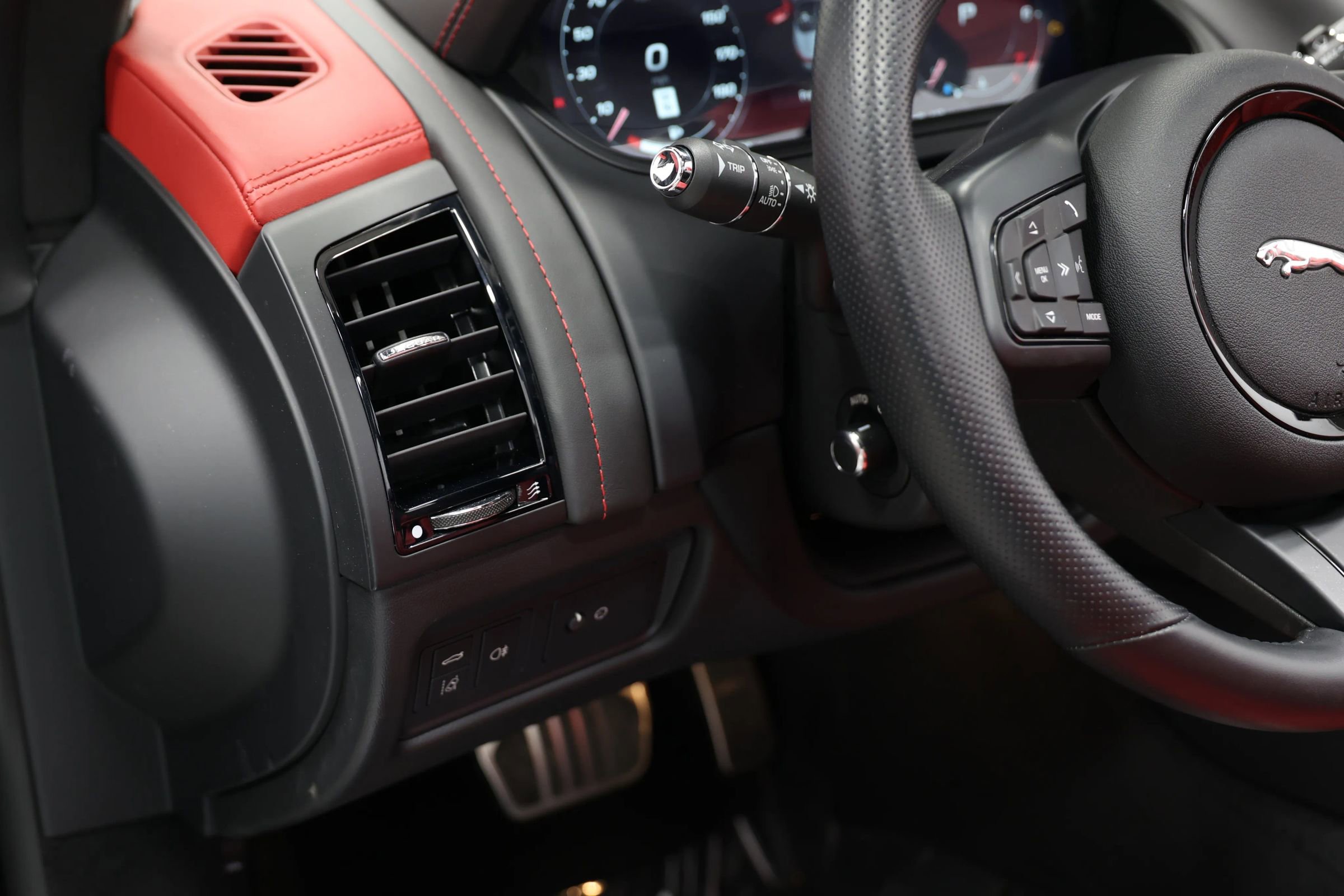 Used 2023 Jaguar F-TYPE R image 16