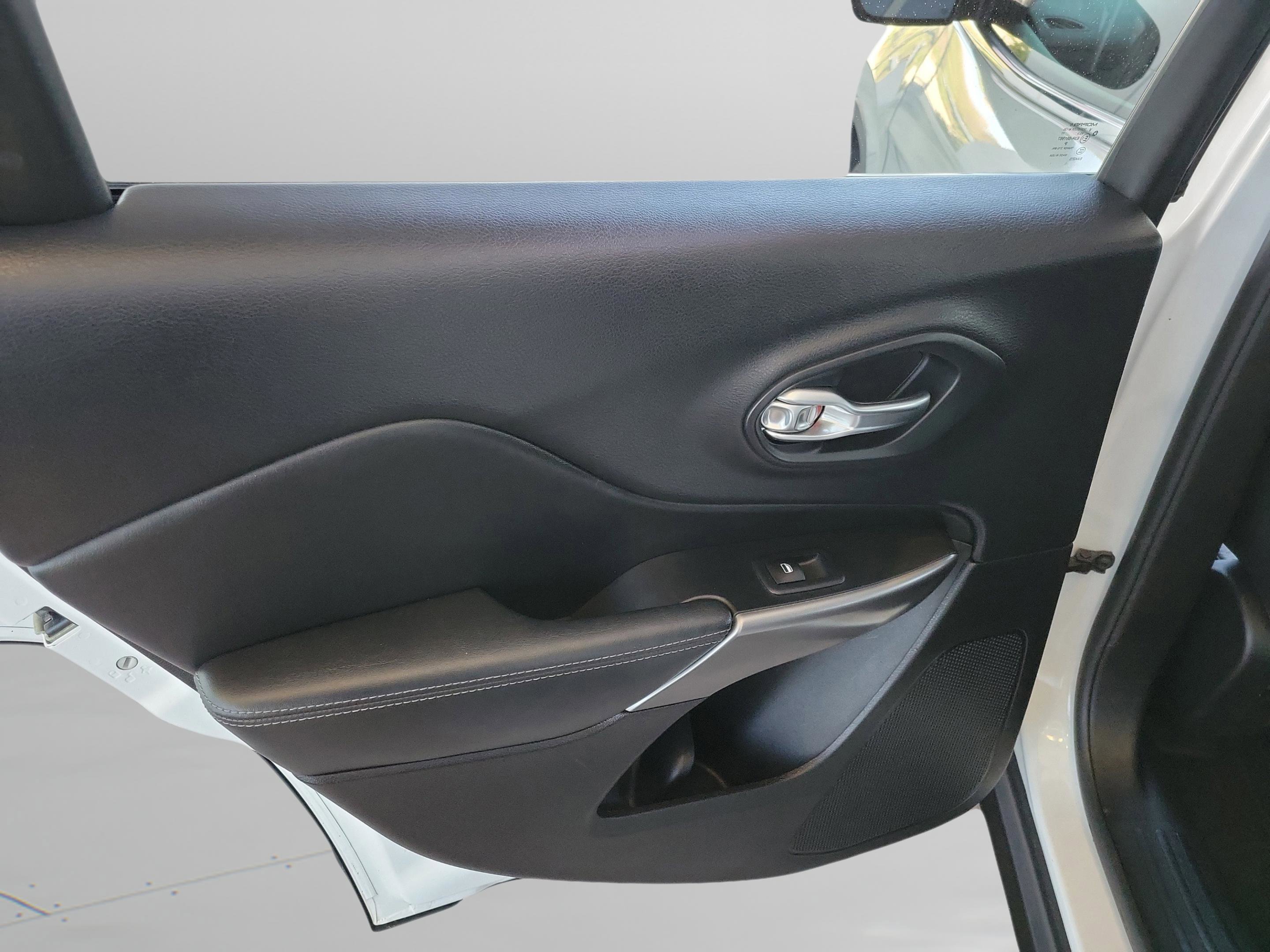 Used 2019 Jeep Cherokee Limited w/ Luxury Group image 14