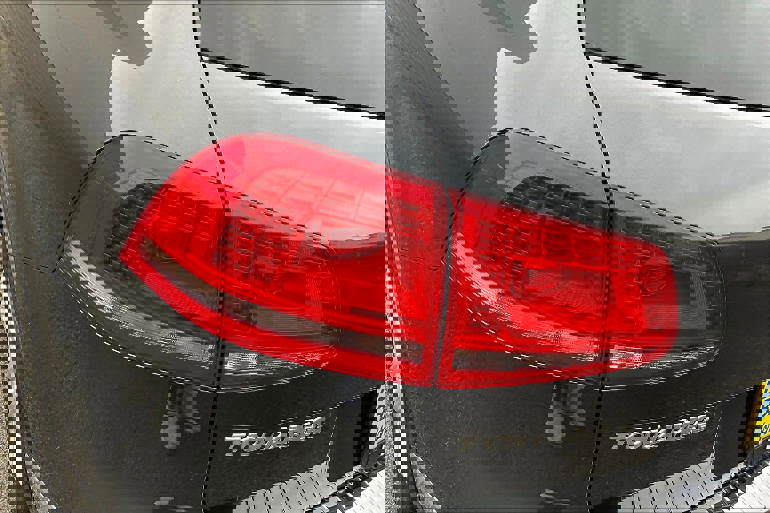 Used 2016 Volkswagen Touareg Sport image 28