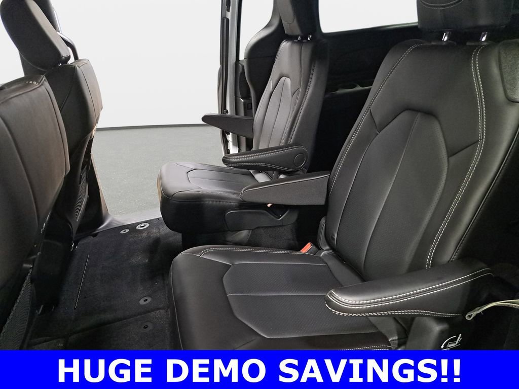 New 2026 Chrysler Pacifica Select AWD/4WD image 16