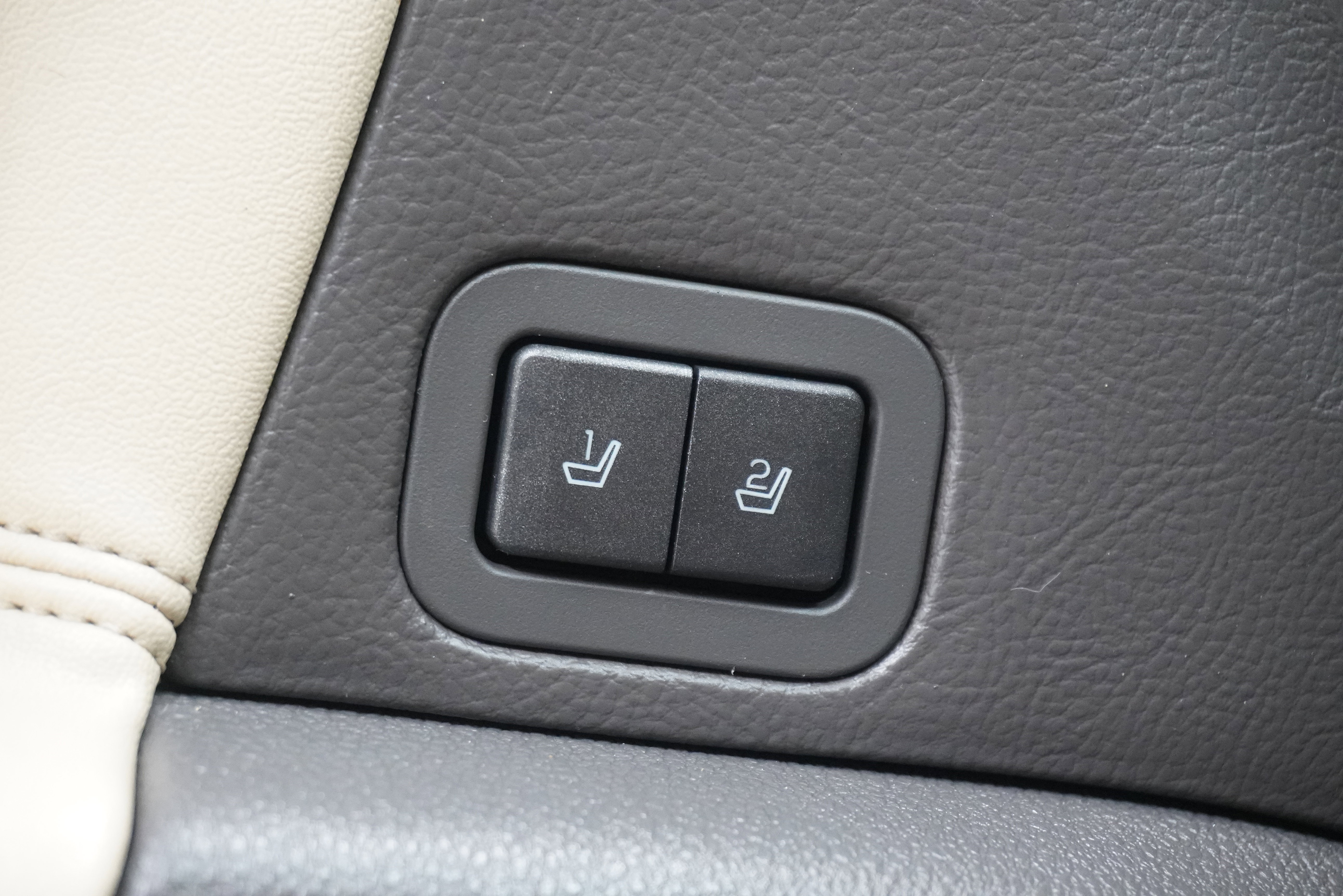 Used 2010 Lincoln MKZ image 16