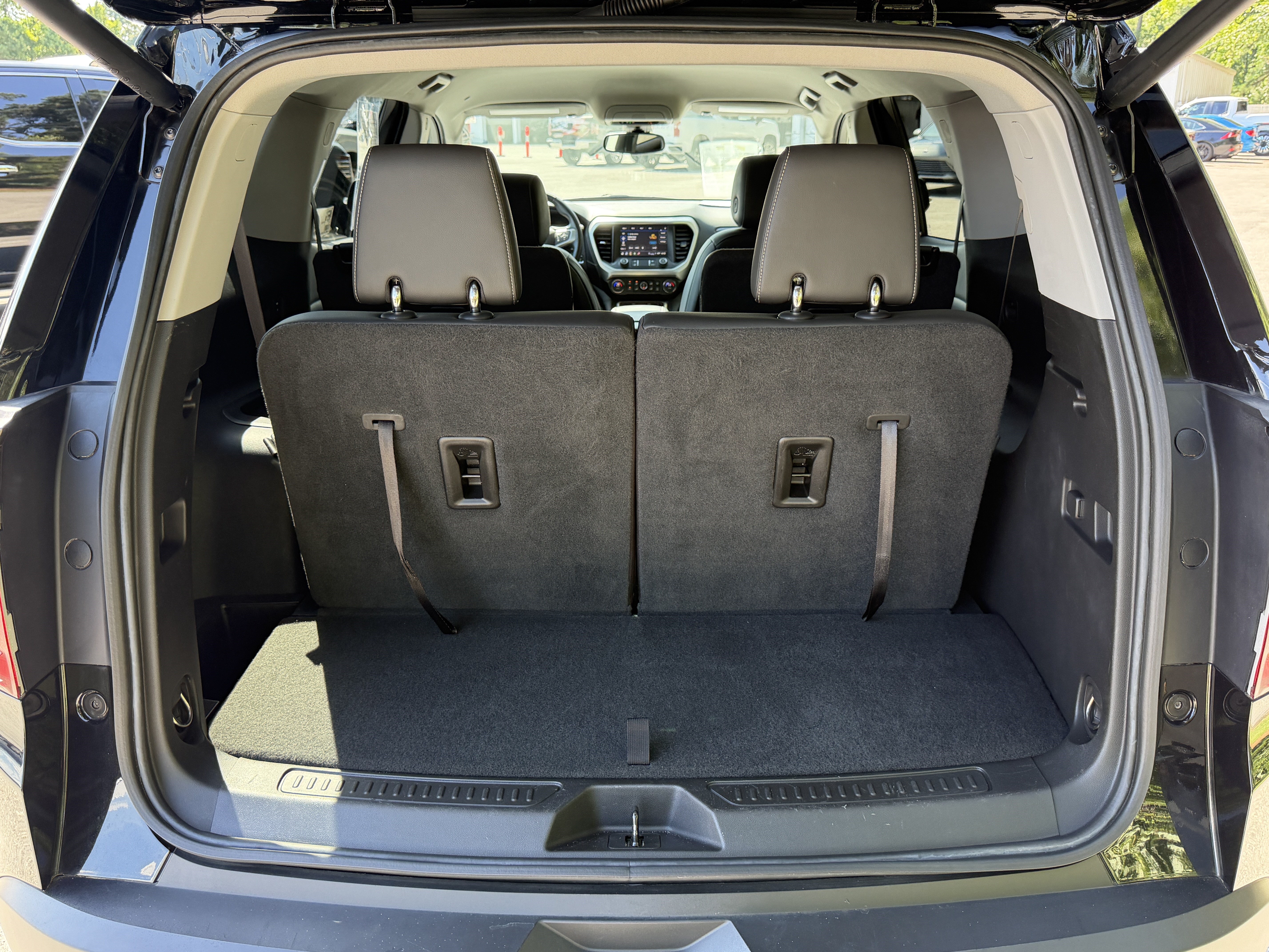 Used 2023 GMC Acadia SLT FWD image 4