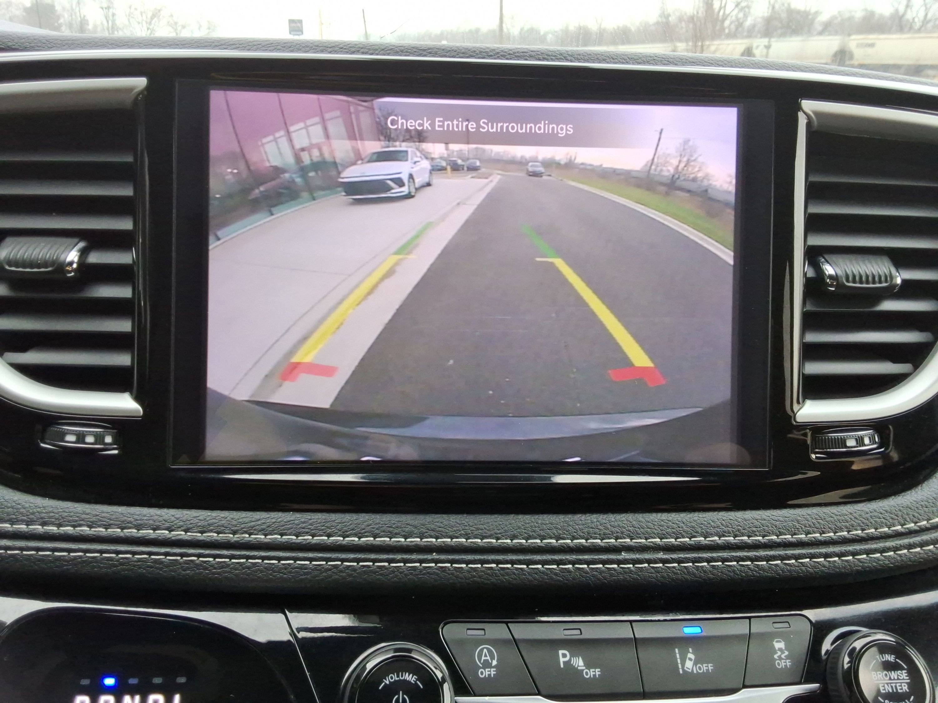 Used 2023 Chrysler Pacifica Touring image 16