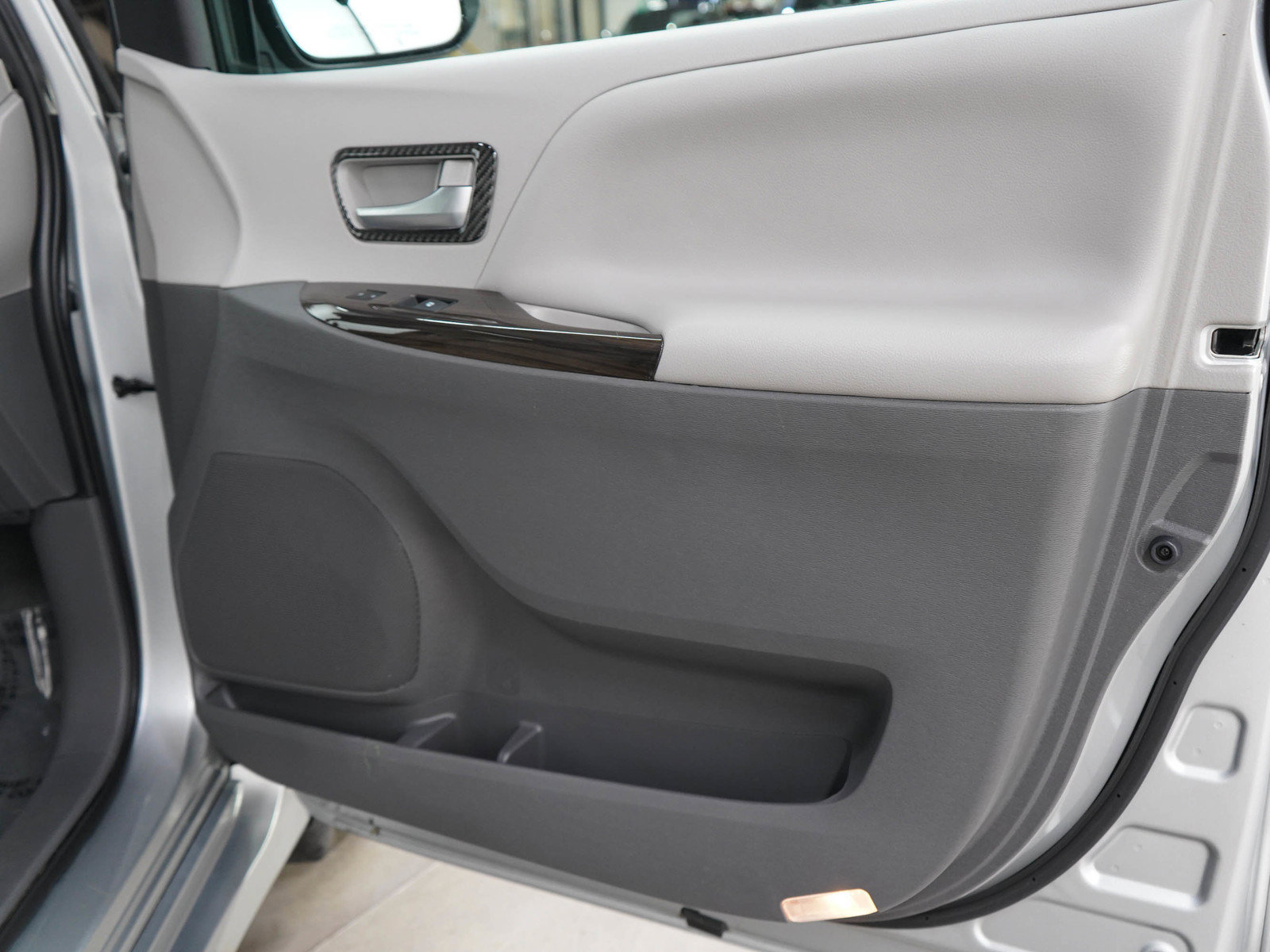 Used 2020 Toyota Sienna XLE w/ XLE Navigation Package FWD image 9