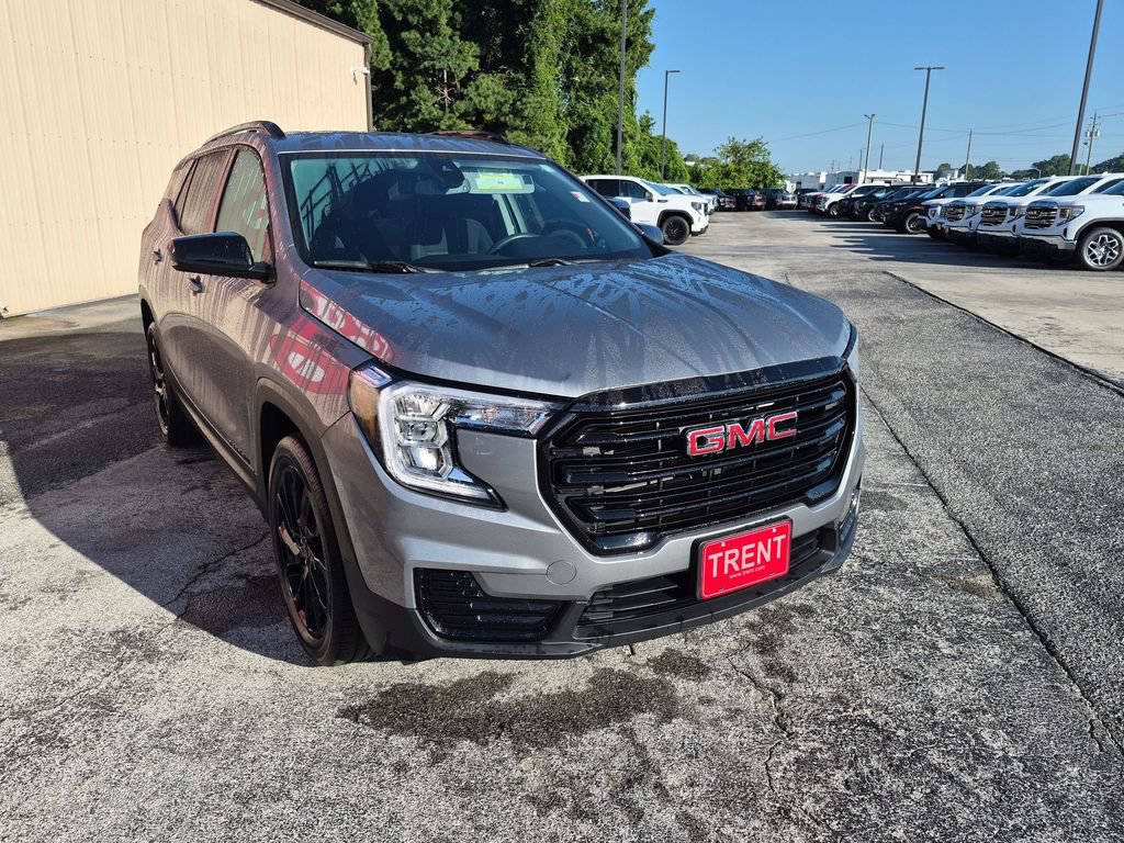 Used 2024 GMC Terrain SLE w/ Driver Convenience Package FWD image 5