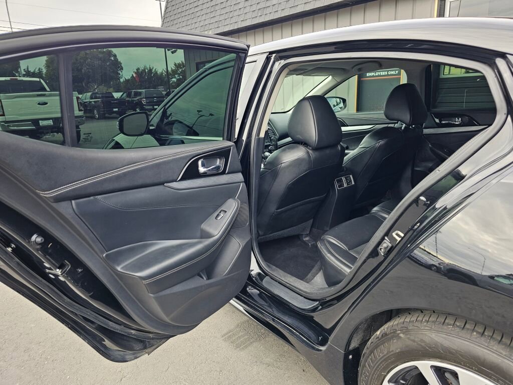 Used 2017 Nissan Maxima Platinum image 16