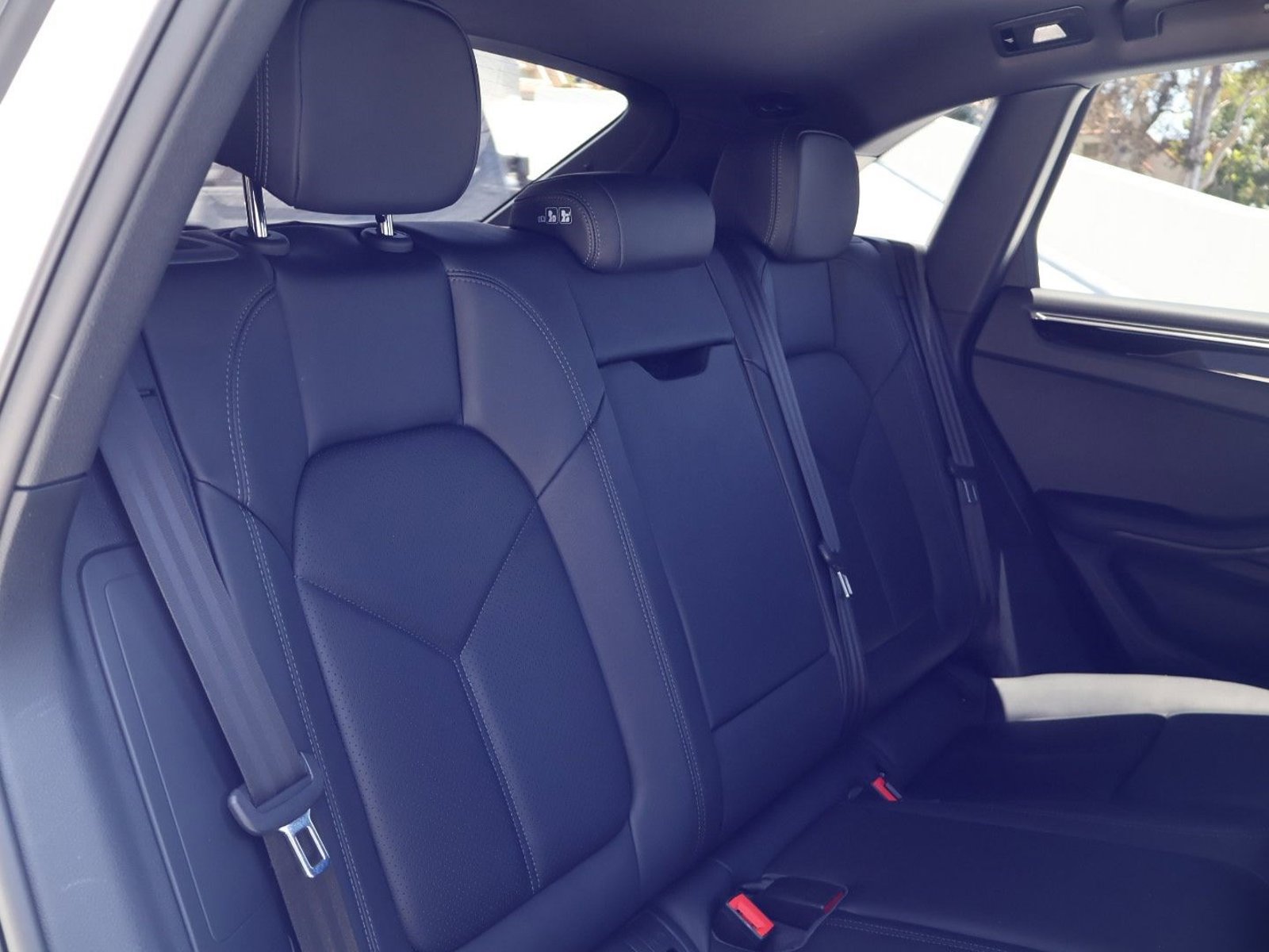 Certified 2025 Porsche Macan AWD/4WD image 23
