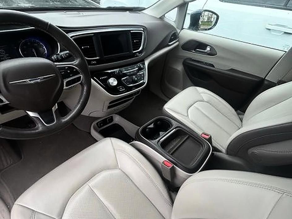 Used 2019 Chrysler Pacifica Touring-L image 6