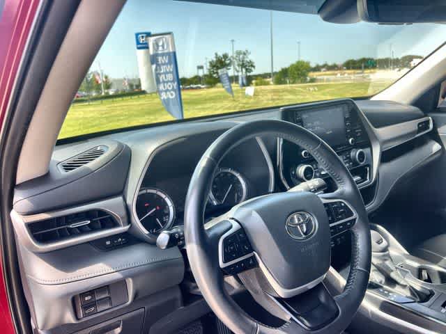 Used 2022 Toyota Highlander XLE AWD/4WD image 15