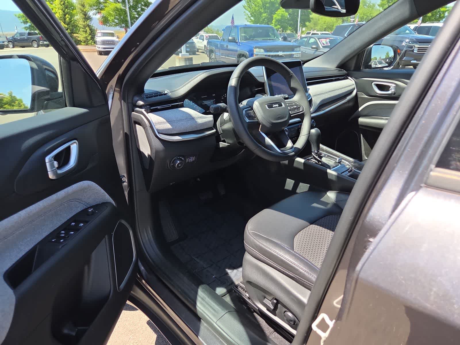 Used 2023 Jeep Compass Latitude w/ Convenience Group AWD/4WD image 10