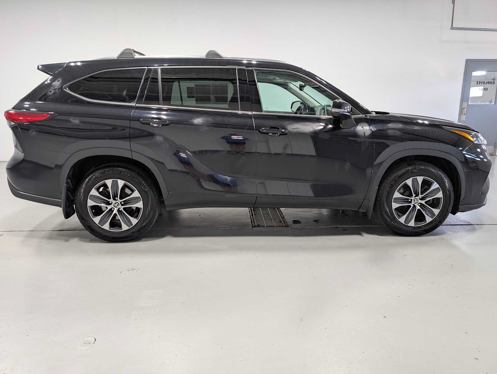 Used 2021 Toyota Highlander XLE AWD/4WD image 7