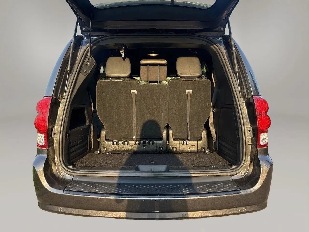 Used 2019 Dodge Grand Caravan SXT w/ Blacktop Package FWD image 24